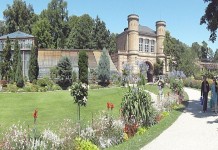 „Panorama Botanischer Garten Karlsruhe“ von Pero.s - Eigenes Werk. Lizenziert unter CC BY-SA 3.0 über Wikimedia Commons.