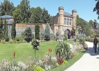 „Panorama Botanischer Garten Karlsruhe“ von Pero.s - Eigenes Werk. Lizenziert unter CC BY-SA 3.0 über Wikimedia Commons.