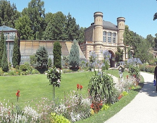 „Panorama Botanischer Garten Karlsruhe“ von Pero.s - Eigenes Werk. Lizenziert unter CC BY-SA 3.0 über Wikimedia Commons.