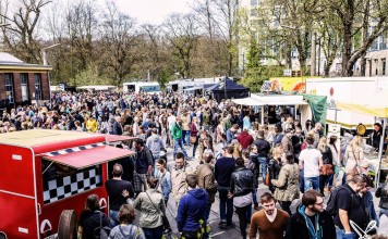 Street Food Festival mit Trucks und Gästen.