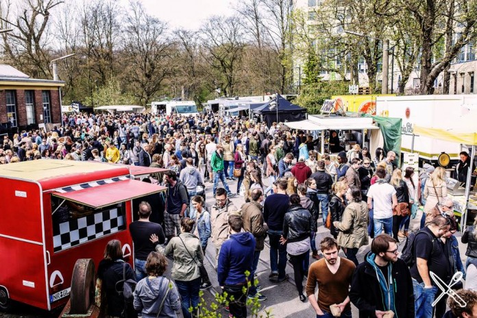 Street Food Festival mit Trucks und Gästen.
