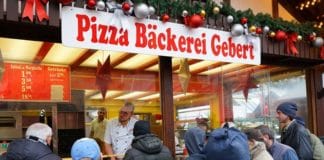 Obdachlose werden auf Karlsruher Weihnachtsmarkt beschenkt.