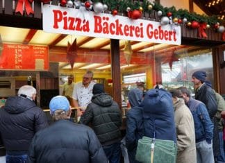 Obdachlose werden auf Karlsruher Weihnachtsmarkt beschenkt.