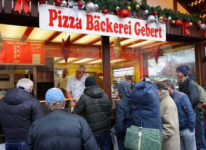 Obdachlose werden auf Karlsruher Weihnachtsmarkt beschenkt.