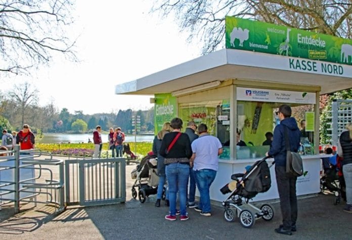 Menschen an der Kasse am Karlsruher Zoo.