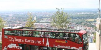 Der Doppeldeckerbus in Karlsruhe.