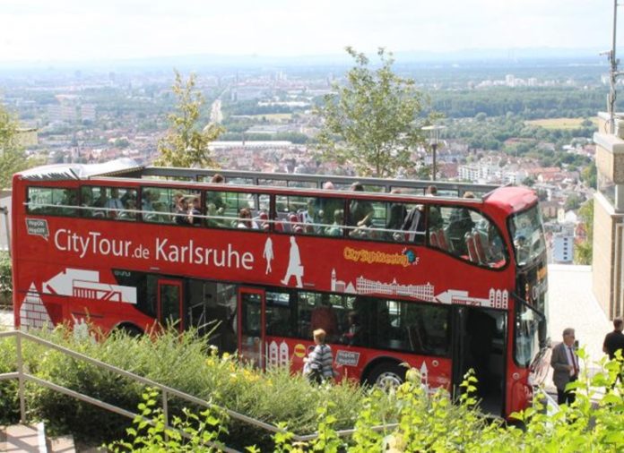 Der Doppeldeckerbus in Karlsruhe.