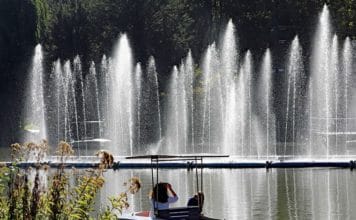 Die Gondoletta im Karlsruher Zoo im Sommer an einem schönen Tag.