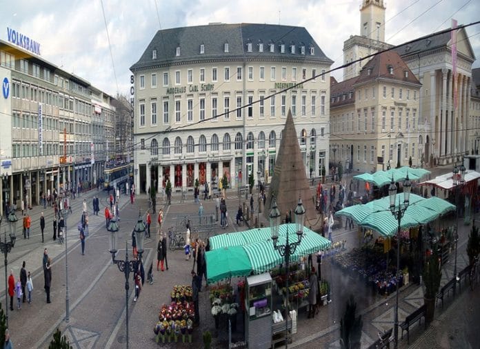 Der Karlsruher Marktplatz mit Modehaus.