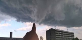 Mann zeigt mit Finger auf Sturm.