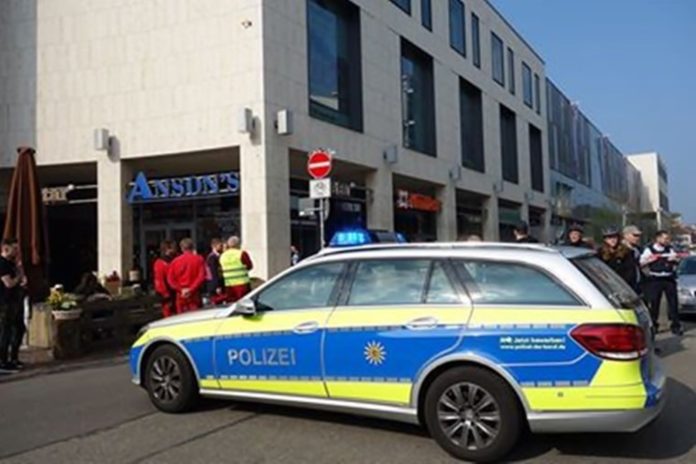 Polizei vor dem ECE-Center in Karlsruhe.