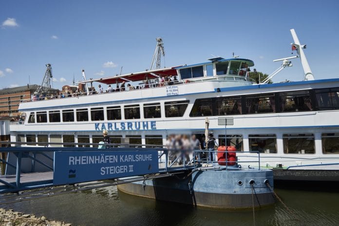 Die MS Karlsruhe, ein bekanntes und typisches Fahrgastschiff auf dem Rhein, das Ausflügler und Einheimische zu einer Fahrt mit herrlichen Ausblicken einlädt.