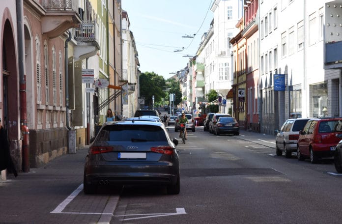 Auto parkt auf einem Gehweg.