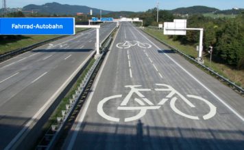 Die neue Fahrrad-Autobahn in Karlsruhe mit mehreren Fahrspuren