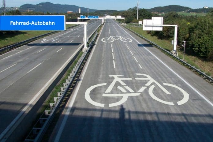 Die neue Fahrrad-Autobahn in Karlsruhe mit mehreren Fahrspuren