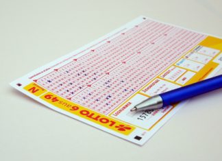 Deutscher Lottoschein mit einem blauen Kugelschreiber.