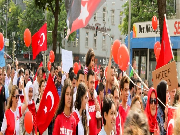 Menschen mit türkische Flagge.