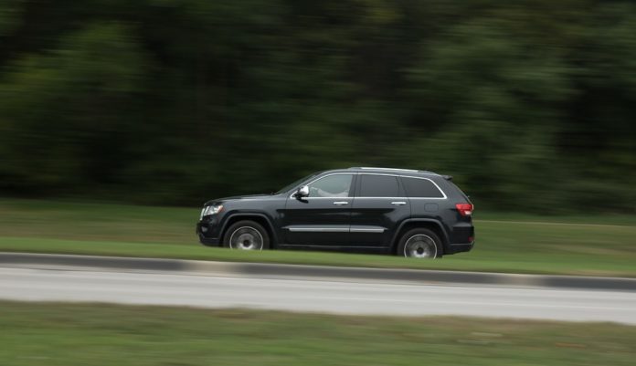 Ein SUV auf der Straße.