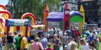 Ein Festival für Kinder mit Hüpfburg.