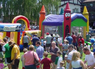 Ein Festival für Kinder mit Hüpfburg.