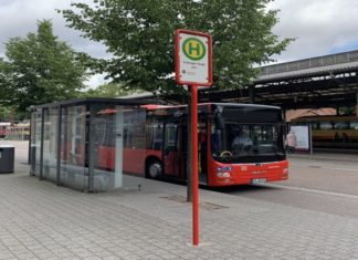 Ein Linienbus hält an einer Haltestelle in Karlsruhe