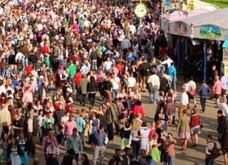 Viele Männer und Frauen stehen auf dem Gelände eines Events nebeneinander und warten auf den Auftritt auf der Bühne. Das Fest freut sich über viele Besucher. Für eine Veranstaltung in Karlsruhe werden viele Menschen erwartet.