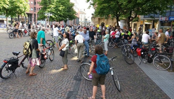 Menschen demonstrieren in Karlsruhe.