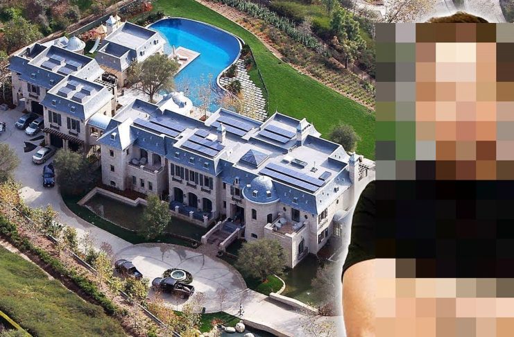 Ein verpixelter Mann posiert vor einer riesigen Villa, die sich offensichtlich nur die reichsten Menschen werden leisten können. Vor der Villa ist ein Parkplatz, dahinter ein Swimming Pool mit großer Grünfläche.
