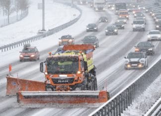 Räumungsdienst auf Autobahn mit Schnee.