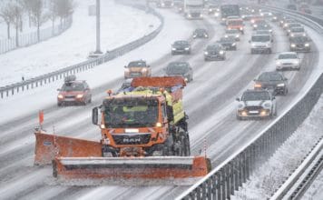 Räumungsdienst auf Autobahn mit Schnee.