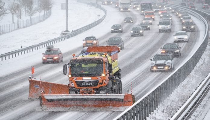 Räumungsdienst auf Autobahn mit Schnee.