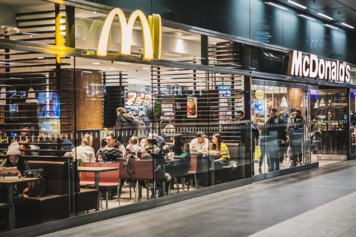 McDonalds Eingang mit Glasscheibe.