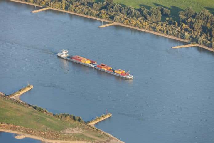 Der Rhein aus der Vogelperspektive, während Schiff vorbei fährt