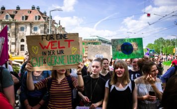 Ein großer Protestmarsch der Fridays for Future Bewegung in Karlsruhe