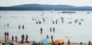 Viele Badegäste am Baggersee.