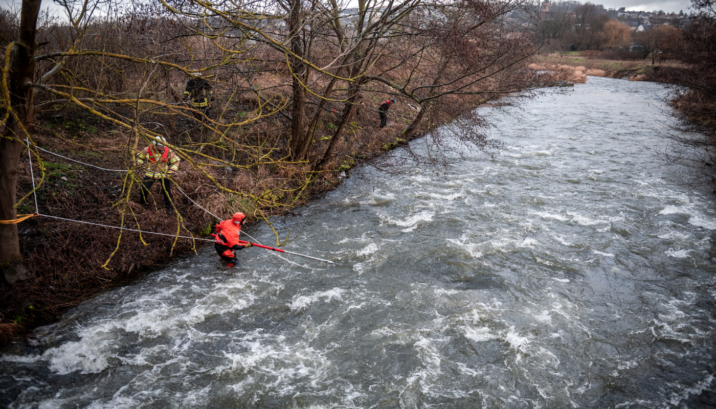 10 Meter Lang Gefahrliche Gegenstande Aus Dem Neckar Geborgen