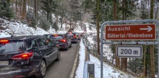 Großer Andrang im Schwarzwald Stau Schnee