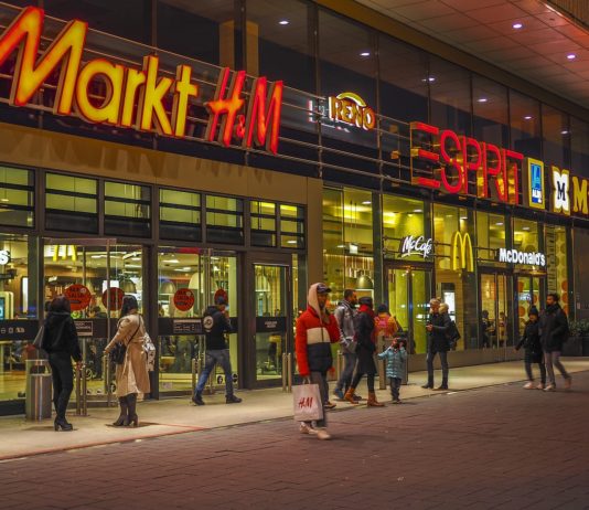 Mediamarkt und H&M in Einkaufsstraße.
