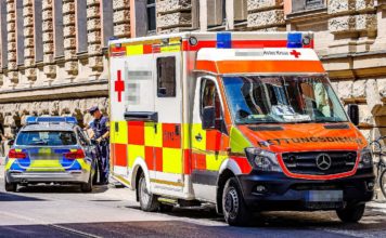 Krankenwagen und Polizei auf Straße in Deutschland im Einsatz