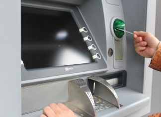 Geld abholen am Bankautomat mit einer ec-karte