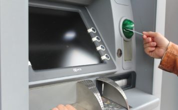 Geld abholen am Bankautomat mit einer ec-karte