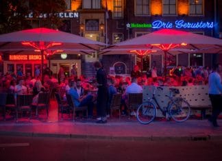 Cafe mit vielen Besuchern in der Sommerzeit in Deutschland