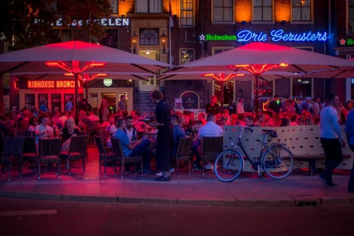 Cafe mit vielen Besuchern in der Sommerzeit in Deutschland