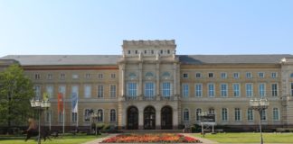 Der Friedrichsplatz mit dem Naturkundemuseum in Karlsruhe mit Bepflanzung