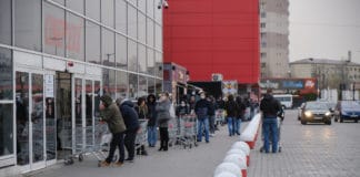 Lange Menschenschlange vor einem Supermarkt