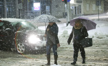 Plötzlicher Schneeinbruch in der Innenstadt mit Menschen