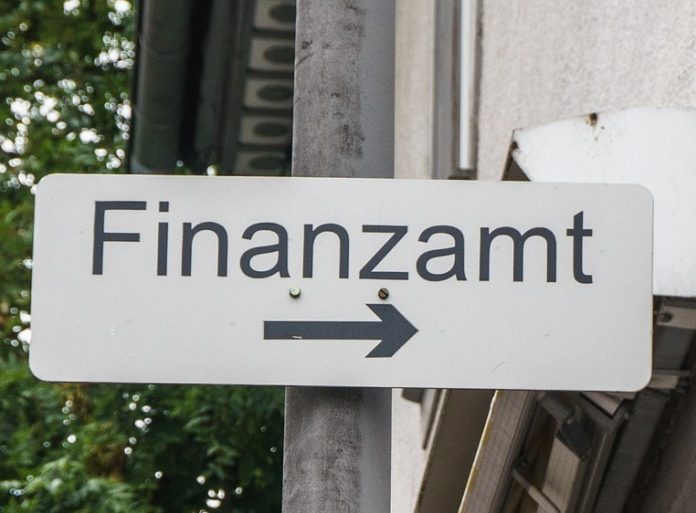 Schild zum Finanzamt in Karlsruhe