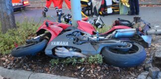 Unfall: Motorrad knallt gegen Laterne