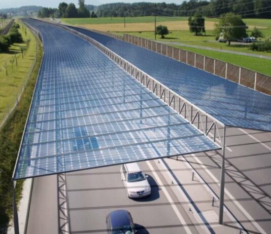 Solardach auf der Autobahn.