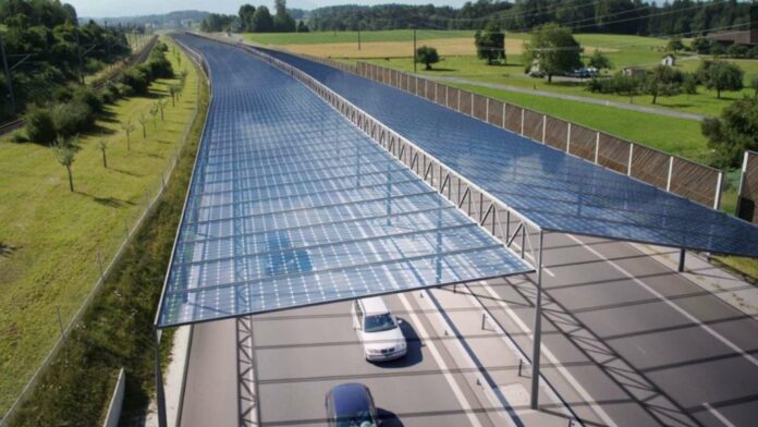 Solardach auf der Autobahn.